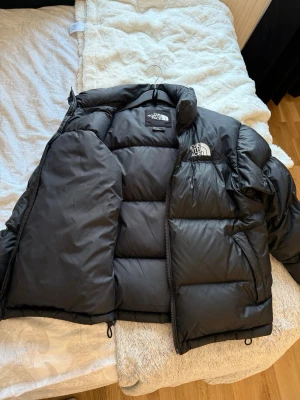 North face jacka  - Säljer en jätte fin och väl vårdad north face jacka 700, den är super varm och passar bra för Sveriges kalla vintrar. Den är stl S och ger en lite over sized mysig look. Den har bra utrymme i sina fickor och passar bra till alla outfits.  Pris går såklart att diskuteras och kan sänka vid snabb affär!