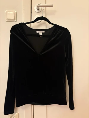 Svart långärmad i sammet - Snygg svart långärmad i mjuk sammet. 