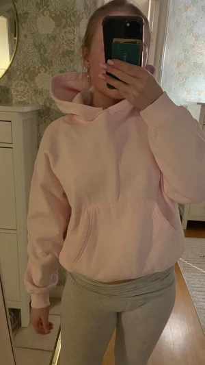 Ljusrosa hoodie - Ljusrosa hoodie ifrån Lager157 i storlek S. Använd få gånger så är i riktigt bra skick