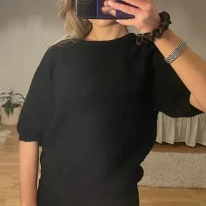 Svart stickad tröja med trekvartsärm  - Superfin trekvartsärmad tröja från Lindex med unik stickning! Kommer tyvärr inte till användning. Storlek M men passar även XS-S