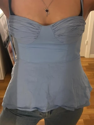 Ljusblå topp från Zara  - Så fin ljusblå topp från Zara, perfekt till sommaren. Använd fåtal gånger så bra skick! 