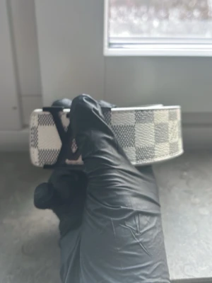 Vit bälte med svart logga - Säljer den vit bälte med svart logga. Har olika modeller. SMS mig för mer information 