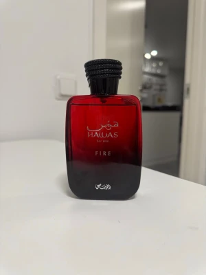 HAWAS Fire  - Säljer då jag inte gillar foten och vill köpa andra parfym. Parfymen är helt full