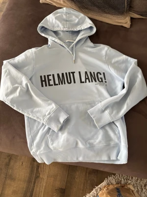 Helmut Lang hoodie - Hej säljer en Helmut Lang hoodie, den är riktigt snygg och fin färg. Hör av dig vid fler funderingar. 