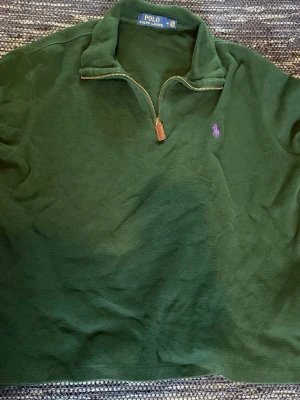Ralph Lauren Quarterzip - Säljer nu denna snygga quarterzip från Polo Ralph Lauren! Tröjan har inga defekter. Hör gärna av er om funderingar!                                                            Pris kan diskuteras