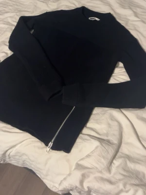 Alexander mcqueen tröja - Stickad tröja med fina detaljer från Alexander mcqueen, super skick. Kom med prisförslag!