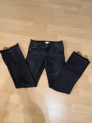 Low waist bootcut jeans - stl 152, Gina tricot - Fina svarta jeans från Gina tricot i storlek 152. Jeansen är slitna längst ner på benen men annars i fint skick! På bilderna ser det ut som om dom har en röd fläck bak men det är ingenting man kan se i verkligheten och tror bara det är ljuset som blivit konstigt!        Priset kan diskuteras!💕