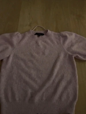 Ljuslila  stickad tröja - Mysig ljuslila stickad tröja med rund halsringning och lång ärm. Nästan aldrig använd så i mycket gott skick.