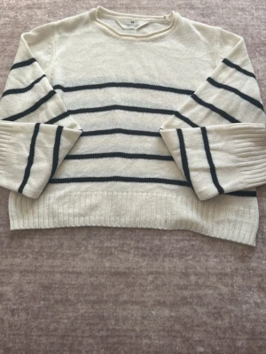Vit stickad tröja med svarta ränder H&M - En skön,snygg stickad tröja💞 säljer pga att jag aldrig använder den, tvättas självklart vid köp💝 