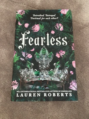 Fearless av Lauren Roberts - Säljer pga att den är hardcover och jag vill ha en bok med pocket. Aldrig läst och i super super bra skick. Jättefin bok❤️ Priset är lite billigare än en helt ny bok men eftersom att den är både en hardcover och helt ny så är priset rimligt🥰