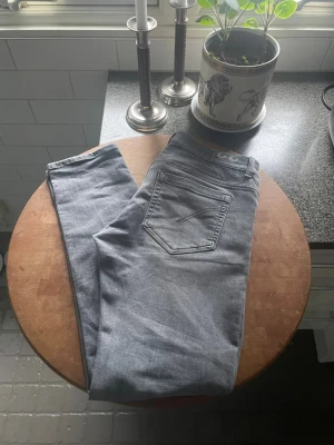 Dondup George  - Säljer nu ett par feta dondup jeans i storlek 33 | mycket fint skick utan defekter| priset är ej hugget i sten | kom dm för flera frågor eller funderingar!