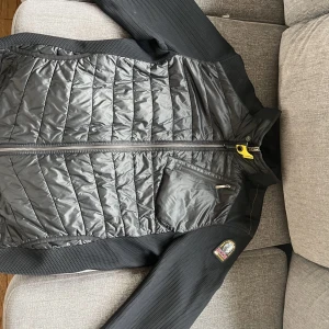 Parajumper jacka/cardigan (jayden) - Köpte jackan för typ 1 år sedan och den är använd men i väldigt bra skick. De e dunder pris på 1500 inye prutbart ska köpa en annan jacka, ta chansen för den e redigt fet