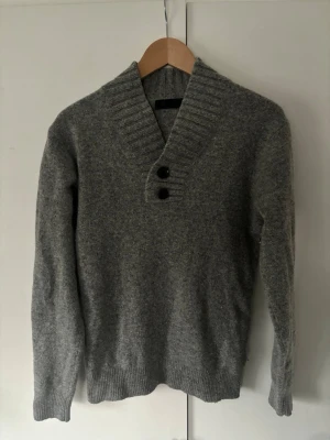 Riley tröja - Grå stickad ull Riley tröja i storlek M sitter som S säljes! Galet snygg på och jätte unik cardigan tröja! Jättefint skick som ny verkligen och tveka inte vid lisbta fråga eller fundering!