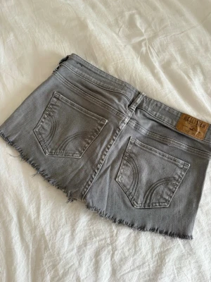 Grå jeansshorts från Hollister - Snygga grå jeansshorts från Hollister🥰W26💕 midjemått rakt över är ca 35 cm💕💕