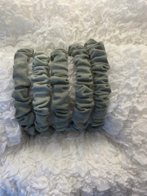 Gröna diadem i tyg - Diadem i mjukt grått tyg med rynkad design. Perfekta för att sätta upp håret på ett snyggt och bekvämt sätt. Passar både till hästsvans och knut. Materialet känns lent och elastiskt, vilket gör dem skonsamma mot håret. (Säljs styckvis!!)😋