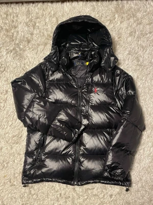 Ralph Lauren jacka - Toppenskick, knappt använd! Storlek L, liten i storlek, närmre M än L Passar mig som är 180cm och 63kg Priset är inte hugget i sten Fråga gärna frågor! 