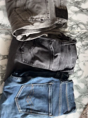 INTRESSEKOLL Replay jeans - Säljer tre par replay jeans ett par ljusgrå, ett par svarta och ett par blå. Alla jeans har storleken 30/32, kan finnas små defekter men inget synligt, för fler bilder är det bara att höra av sig eller om man är sugen så kommer vi fram till ett pris beroende på hur många man vill ha:D