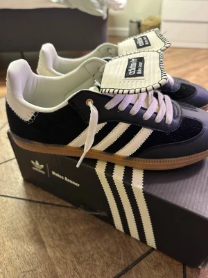 Adidas Wales Bonner  - samba pony tonal x wales bonner core black i ny skick. Köpta från Plick för 2300kr