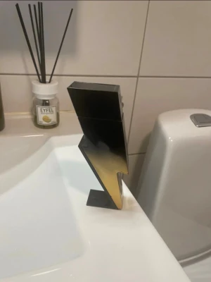 Carolina Herrera Bad Boy extreme parfym - Säljer en Carolina Herrera Bad Boy extreme  parfym i en cool blixtformad flaska. Flaskan är svart och guld, tillverkad i glas och metall. Perfekt för dig som gillar unika och snygga parfymflaskor att ha i samlingen. Det är en vinterparfym och luktar extremt gott☺️