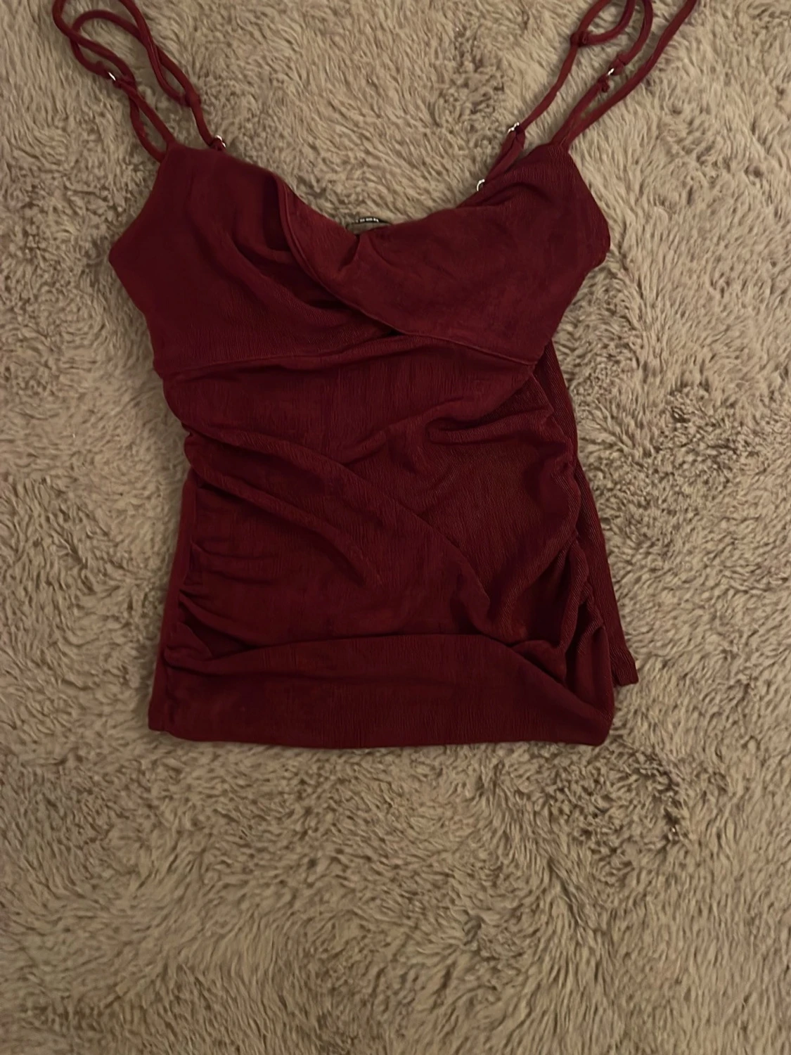 Vinröd omlott linnetopp med cut-out - 1