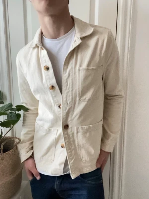Studio total overshirt  - Studio total overshirt - gillar den verkligen så är inget super behov av att sälja denna. Så kommer inte gå ner i pris särkilt mycket. Inga defekter och passar absolut perfekt på modellen som är 180 cm 75. Kom med frågor! 👍