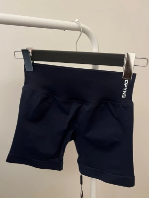 Dfyne impact shorts - Säljer dessa träningsshorts från Dfyne, modellen är impact, storlek S, färg ”Ink”/mörkblå. Säljer då jag fick hem fel storlek, helt nya, inte ens provade. Får med påse vid köp, lappen är kvar💞bara att höra av sig vid funderingar