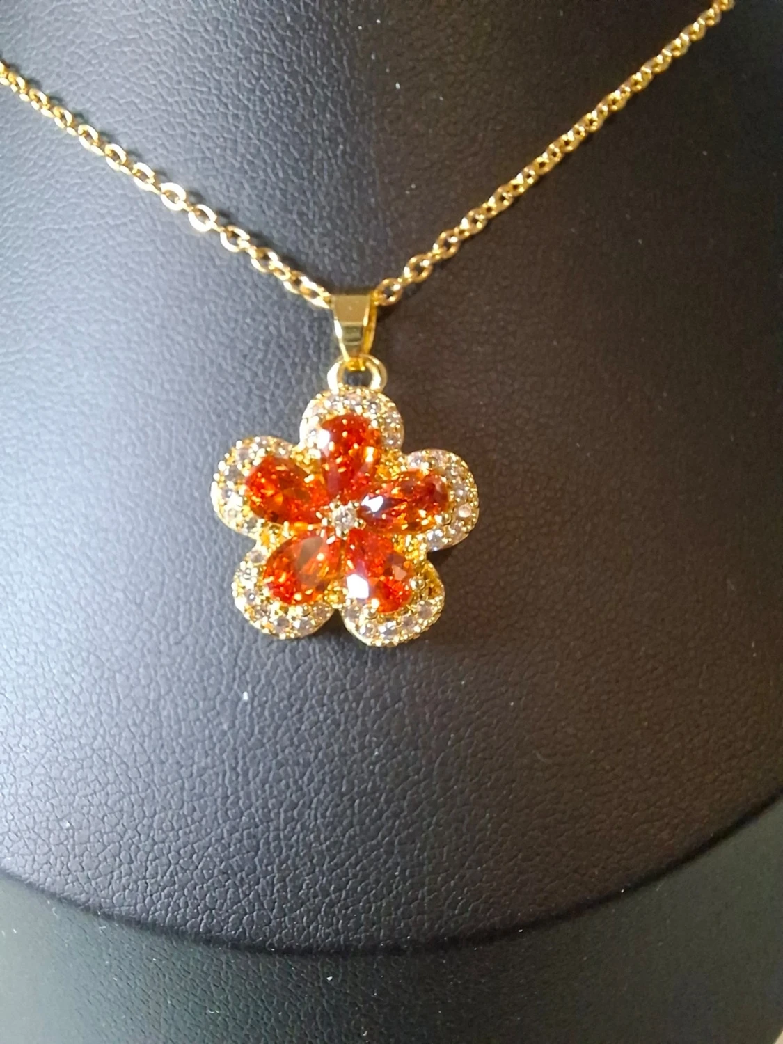 Guldigt halsband med blomma och pärlor - 1