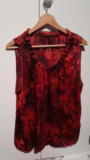 Röd topp - En röd topp med stora blommor.