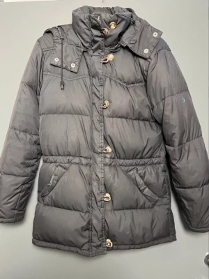 Boomerang VARM vinterjacka- Strlk S - Fint skick!  - Snygg och varm Boomerang-vinterjacka i storlek S, perfekt för både höst och vinter Jackan är fylld med 90% anddun och 10% fjädrar, vilket gör den lätt, varm och väldigt bekväm att bära.  Köpt på Åhléns i Stockholm för två år sedan, nypris 5 500 kr. Dragkedjan fungerar utmärkt, men själva "dragtappen" (delen man håller i) har lossnat. Det går lätt att fixa snyggare, men jackan är helt fungerande som den är (se sista bilden).  Märke: Boomerang Storlek: S Fyllning: 90% anddun / 10% fjädrar Nypris: 