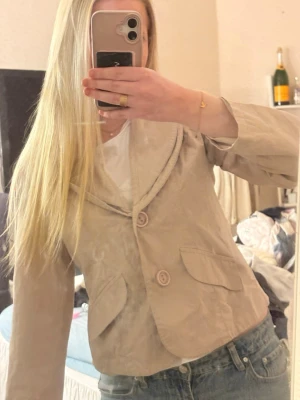 Gammel rosa trenchcoat  - Jätte snygg gammelrosa trenchcoat/ jacka perfekt för våren! 