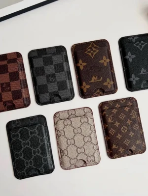 Magsafe luxury  - MÄRKEN ÄR BLURRADE FÖR EN ANLEDING DE SER INTE UT SÅ PÅRIKTIGT. Snygga kortfodral i klassiskt monogrammönster från Louis Vuitton och Gucci. Finns i färgerna brunt, svart och beige med olika sopiga loggor och rutmönster. Tillverkade i tåligt konstläder, perfekta för att hålla koll på dina kort med stil.