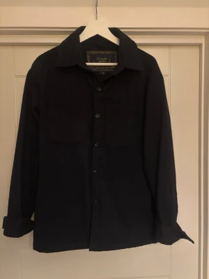 Donse de la sense overshirt v2 - Nu säljer jag min sprillans nya overshirt från donse de la sense som är bara använd en gång. Jag säljer den just för att den inte passar mig. Ny pris är 1500kr och mitt pris är bara 750kr. Skriv om ni har några frågor