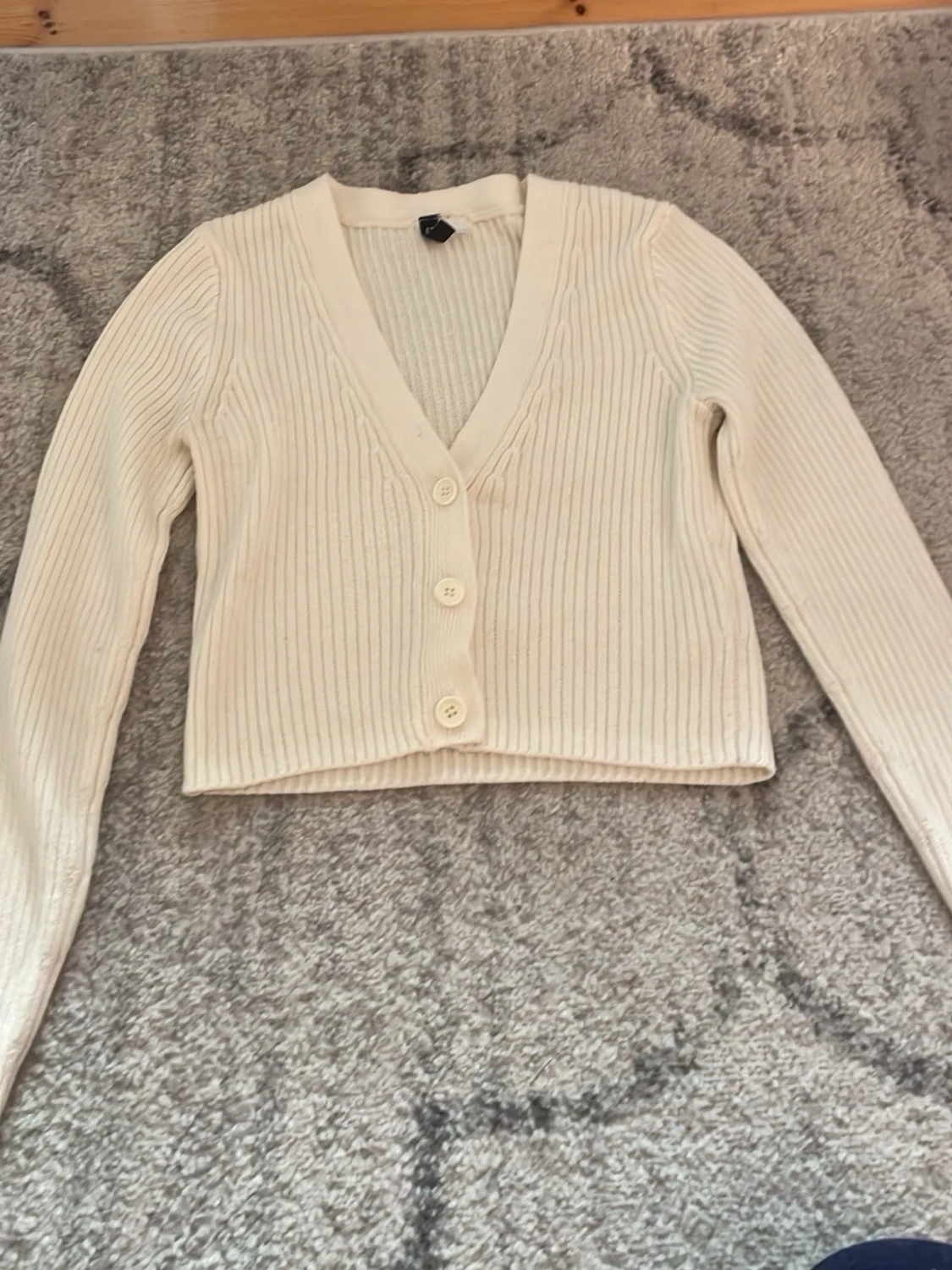 Vit ribbad kofta med v-ringning