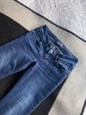 G Rise Gena Jeans blå bootcut -  Säljer dessa g-Rise jeans då jag vill ha dem i en annan storlek, använda ett fåtal gånger kontakta mig om intresserad! ( liten i storleken) innerbenslängd- typ 82/83cm  är mer mörkblå i verkligheten.