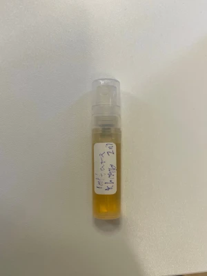 Lattafa Khamrah 2ml - Säljer denna tester då lukten inte passade mig. Har endast sprayat 2 gånger.       Lattafa Khamrah öppnar med en förtrollande blandning av kanel, muskot och bergamott, vilket skapar en varm och inbjudande introduktion. Hjärtnoten avslöjar en rik komposition av dadlar, pralin, tuberos och mahonial, vilket ger djup och en touch av sötma. När doften lägger sig säkerställer basnoterna av vanilj, tonkaböna, benzoin, myrra, bärnstensträ och akigalawood en långvarig närvaro som fängslar hela dagen.