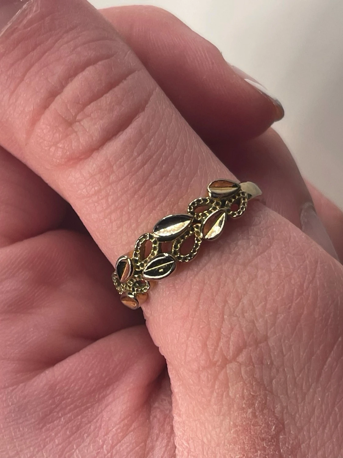  Guldfärgad ring med blad - 1
