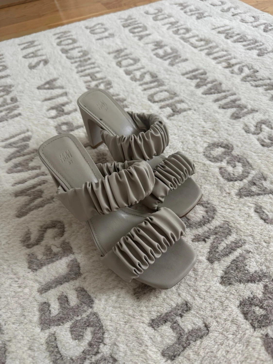 Beige sandaler med klack från H&M