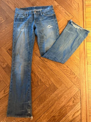 Citizens Of Humanity jeans vintage    - Snygga low waist bootcut Citizens of Humanity jeans som inte säljs längre. Storlek 27 (USA). Har några defekter (sliten fåll) Originalpris 2000 kr - pris går att diskutera ❤️