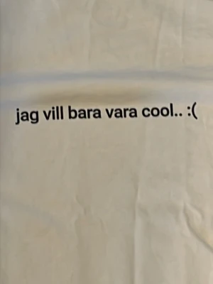 SLUTSÅLD ijwtbc merch oanvänd - HELT NY MERCH från IJustWantToBeCool med trycket ”Jag vill bara vara cool.. :(” i storlek M unisex