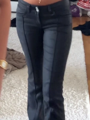 Svarga jeans/skinnbyxor från nelly - Säljer ett par svarta skinnbyxor från nelly som längre inte säljs (tror jag) dem har nellys vanliga stitch mönster på fickorna där bak o är i storlek 36💞