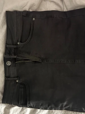Svart jeans kjol - En jeans kjol, knappt andvänd! 💕 stretchigt material. Skriv vid frågor 💬 