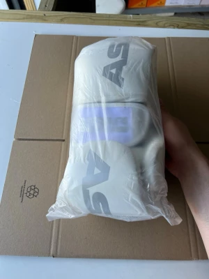 Askari White Sensation Boxningshandskar 14 oz – Nya - Säljer ett par nya Askari White Sensation boxningshandskar i 14 oz. Passar för boxning, kickboxning, thaiboxning och annan kampsportsträning. Bekväma handskar med bra passform och stöd runt handleden. Oanvända och i nyskick. Kan skickas eller hämtas efter överenskommelse. Skicka gärna ett meddelande vid intresse eller frågor. 