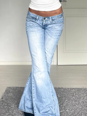 Jeans - Midjemått: 39cm rakt över, innerbenslängd: 80cm 💗