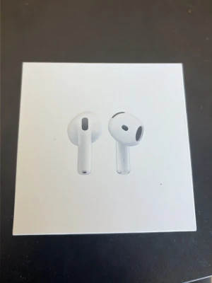 Apple AirPods 4 trådlösa hörlurar - Säljer ett par Apple AirPods 4, trådlösa hörlurar. Det är helt nya oöppnade där jag fick två nya AirPods där jag fick det på köpet via ett nytt abonnemang. Dessa är äkta så det är inget sånt fake skit som andra håller på med finns kvitto från telia också.