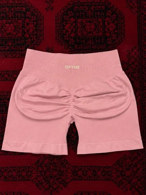 DFYNE Impact shorts - Säljer ett par DFYNE impact shorts i färgen light rose pink | skick 10/10 inga tecken på användning | pris går att diskutera vid bundle köp / snabbaffär! 😊