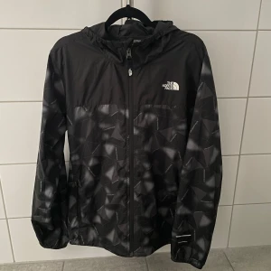 The north face vindjacka - Köpt på kidsbrandstore så strl är xl men passar till s. Väldigt bra skick använd sparsamt så inga defekter. Hör av er vid funderingar.