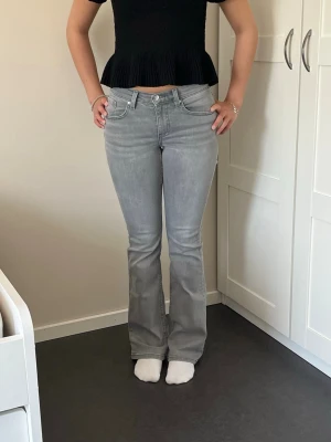 Grå bootcut jeans - Säljer ett par snygga grå bootcut jeans. 
