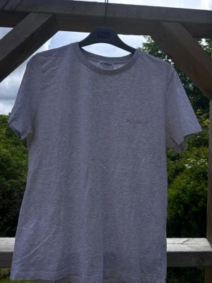 Grå Dondup T-Shirt - Grå T-shirt från märket Dondup. Storlek S, bra skick 