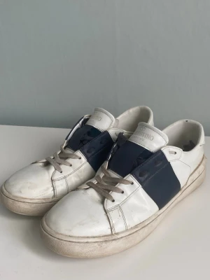 Valentino Open Garavani Navy -  Säljer nu mina Valentino opens. De har en trendig look som passar perfekt med jeans och linnebyxor. Skorna är og men tillbehör har tappats bort i flytt. De är storlek 41 men passar även 42. Om ni har någon fråga är det bara att höra av er🔥🙌🏻
