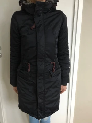 Mörkblå g star raw parkas stl S  - Mörk mörkblå G-Star Raw parkas med huva. duty premium relax parka. Jackan har dragsko i midjan och i nederkant för justerbar passform. Fickor framtill med dragkedja. Muddar i ärmslut. Fuskpälsfoder inuti luvan. Otroligt varm och står emot väta mkt bra. Innerficka. Tidlös o klassisk modell. Mörk mörk blå. Stl S. Använd ett fåtal ggr. Är i mkt bra skick, inga defekter.  Nypris: 3 800kr